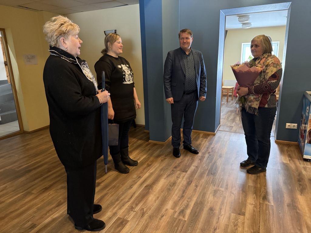 Vallavalitsuse liikmed Annet tänamas