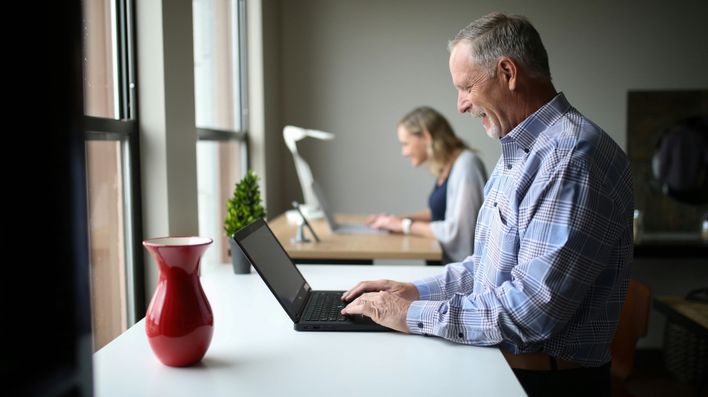 thestandingdesk-lpMKLSi7l0w-unsplash.jpg
