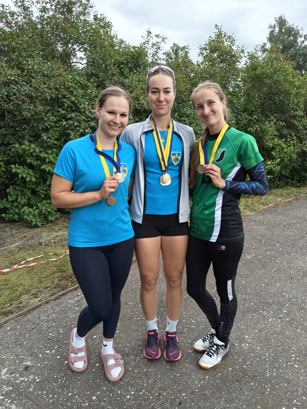 Kuulitõuke naiste esikolmik, keskel kergejõustikust 4 medalit toonud Andra Muhu ja teine koht Eneli Maal.